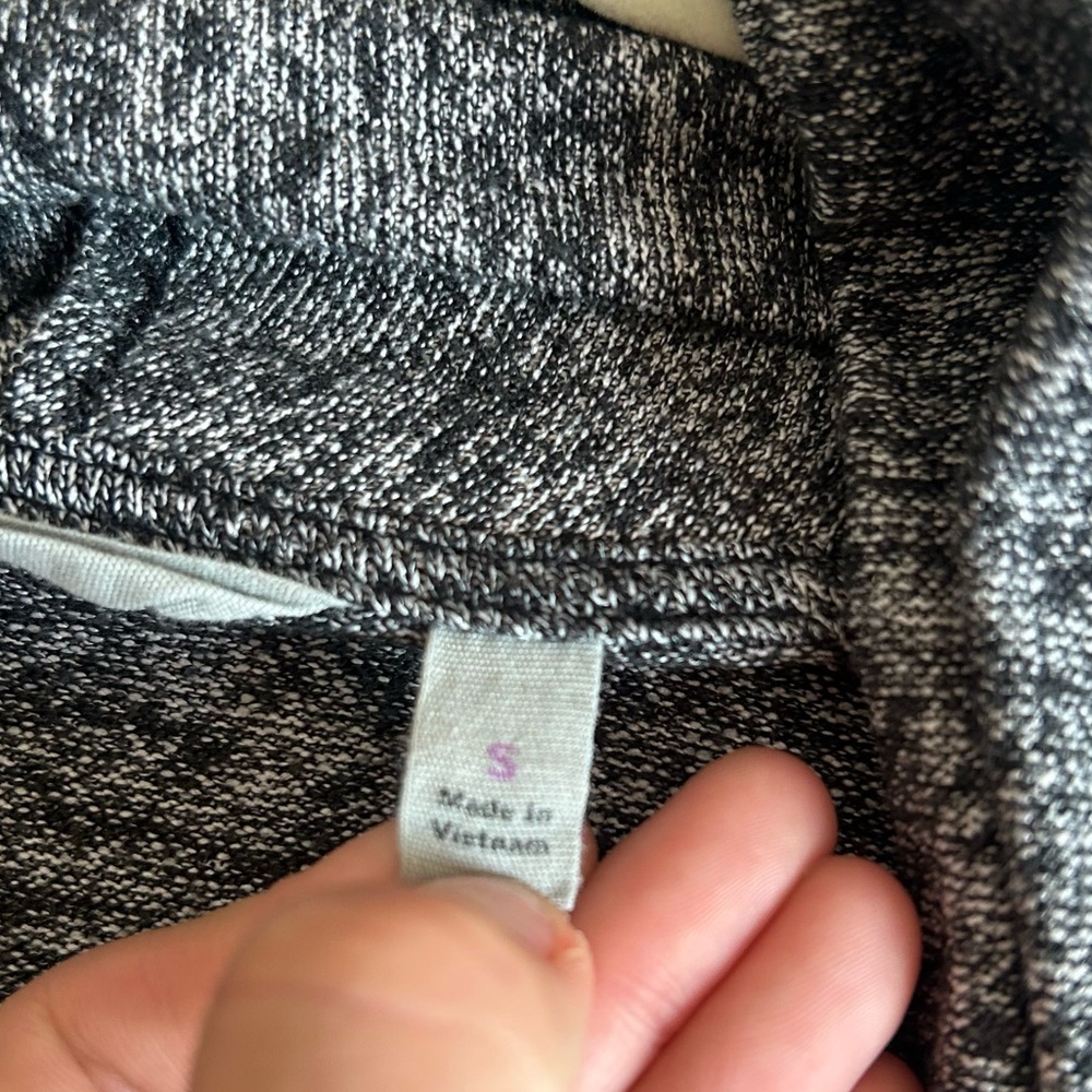 🩷ATHLETA HEATHERED BLACK GRAY SWEATER CARDIGAN TRENDING LONG SLEEVE SIZE SMALL - Picture 2 of 7